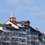 Wohnhäuser in einer Schweizer Stadt an einem klaren Tag