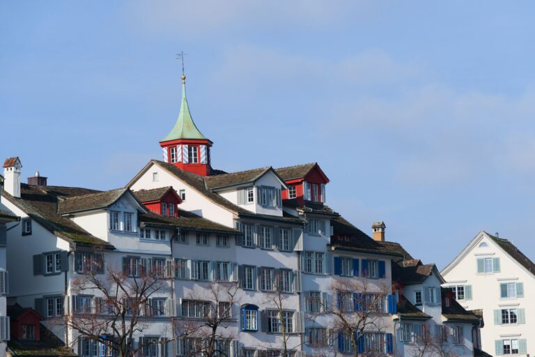 Wohnhäuser in einer Schweizer Stadt an einem klaren Tag