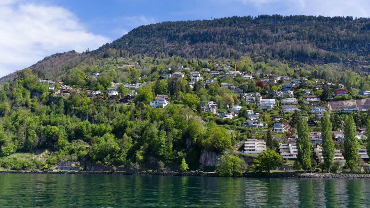 Wohnhäuser an einem Hang in der Schweiz