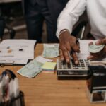 Schreibtisch mit Kontoauszügen, Taschenrechner und Notizen zur Kreditprüfung