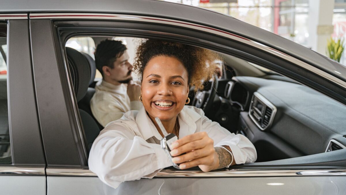 Autoschlüssel und ein Vertrag auf einem Tisch im Autohaus
