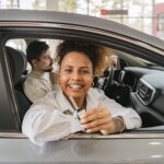 Autoschlüssel und ein Vertrag auf einem Tisch im Autohaus