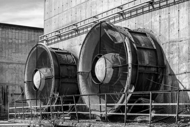 Grosser Industrieventilator in einer Halle, daneben ein Schaltschrank