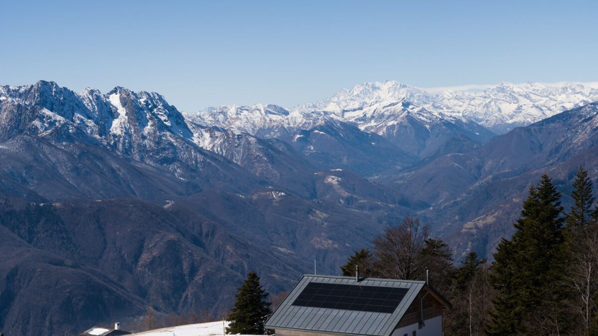 Photovoltaikanlage auf dem Dach eines Einfamilienhauses