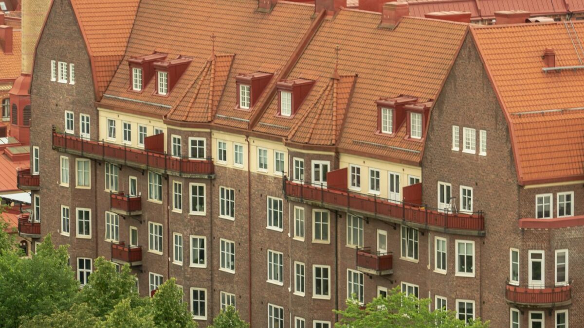 Luftaufnahme von Wohnhausdächern in einer Stadt