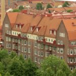 Luftaufnahme von Wohnhausdächern in einer Stadt