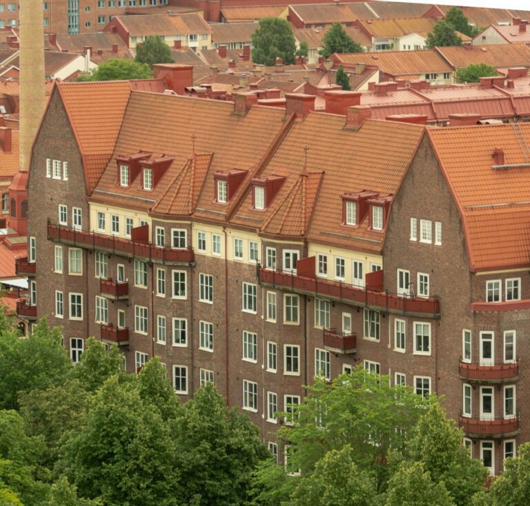 Luftaufnahme von Wohnhausdächern in einer Stadt